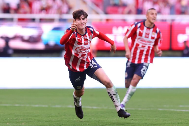 Chivas rescata empate ante Pumas con doblete de “La Hormiga”