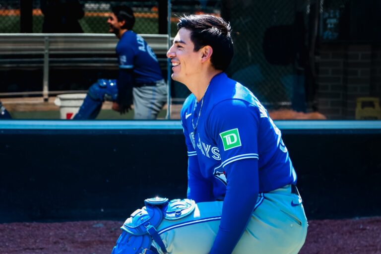 Brandon Valenzuela debuta en MLB con imparable en derrota de Toronto