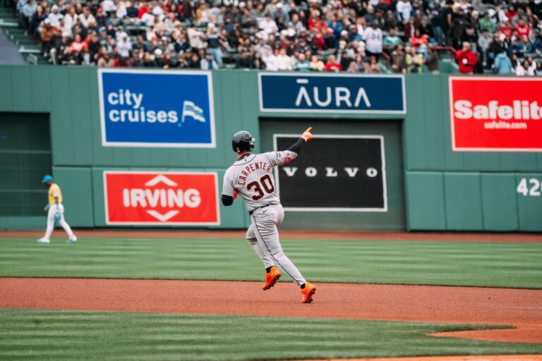 Tigres dominan a Red Sox con poder de Carpenter y sólida labor de Skubal