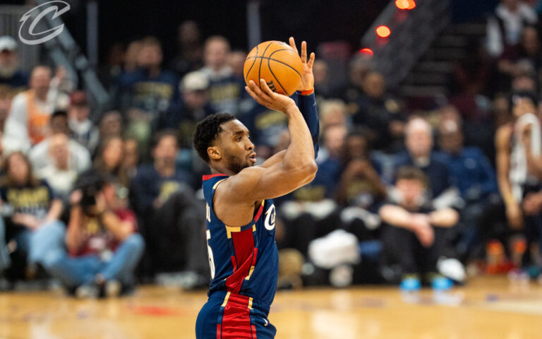 Mitchell comanda a Cavaliers y ponen contra las cuerdas a Raptors en la serie