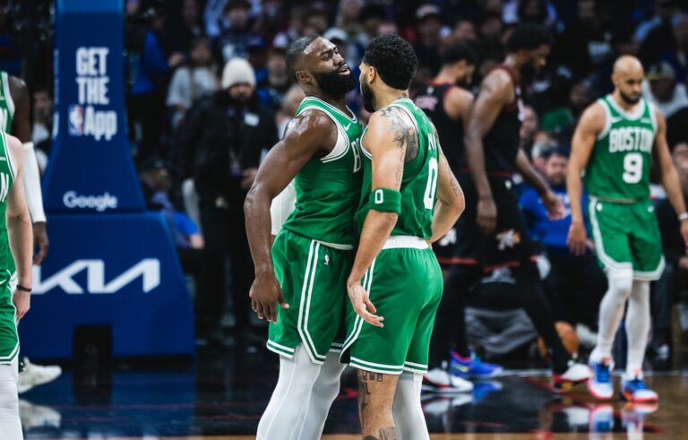 Pritchard impulsa paliza de Celtics sobre Sixers y Boston queda a un paso de avanzar