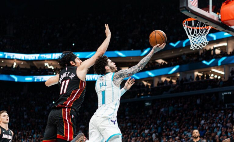 Hornets sobreviven al drama en tiempo extra y eliminan al Heat del play-in