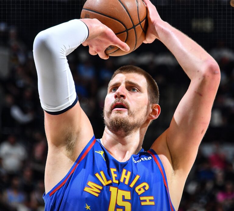 Jokic lidera a Nuggets rumbo al tercer puesto del Oeste y apagan a Spurs con autoridad