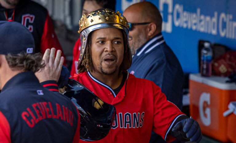 Ataque de 6 carreras en el octavo rollo para que Guardianes empate la serie ante Astros