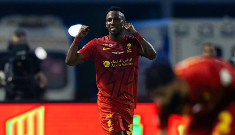 Doblete de Julián Quiñones no evita derrota del Al-Qadisiya en Arabia Saudita