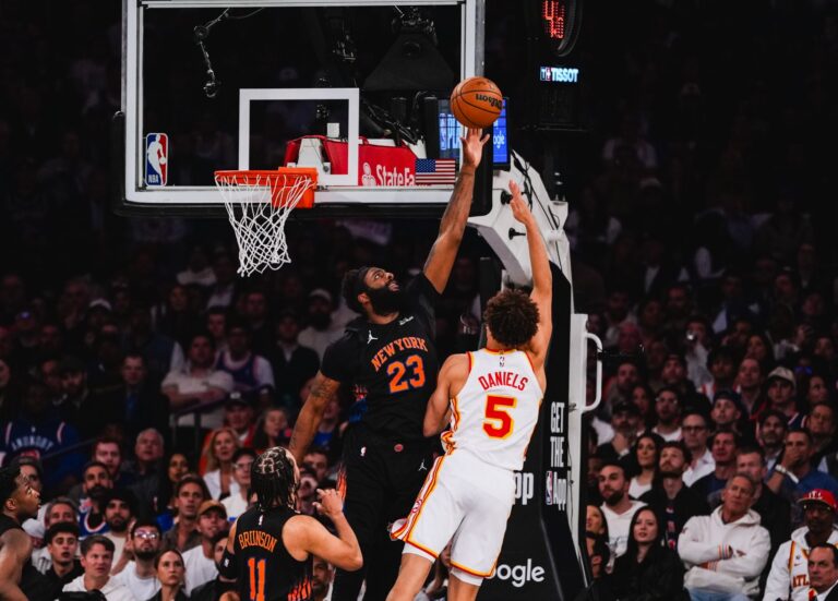 Knicks aplastan a Hawks y se colocan a un triunfo de avanzar