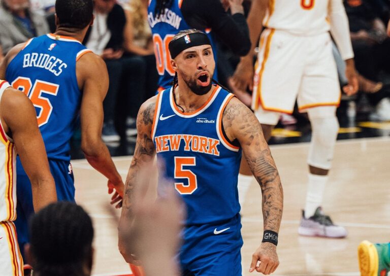 Knicks aplastan a Hawks e igualan la serie con histórico triple-doble de Towns