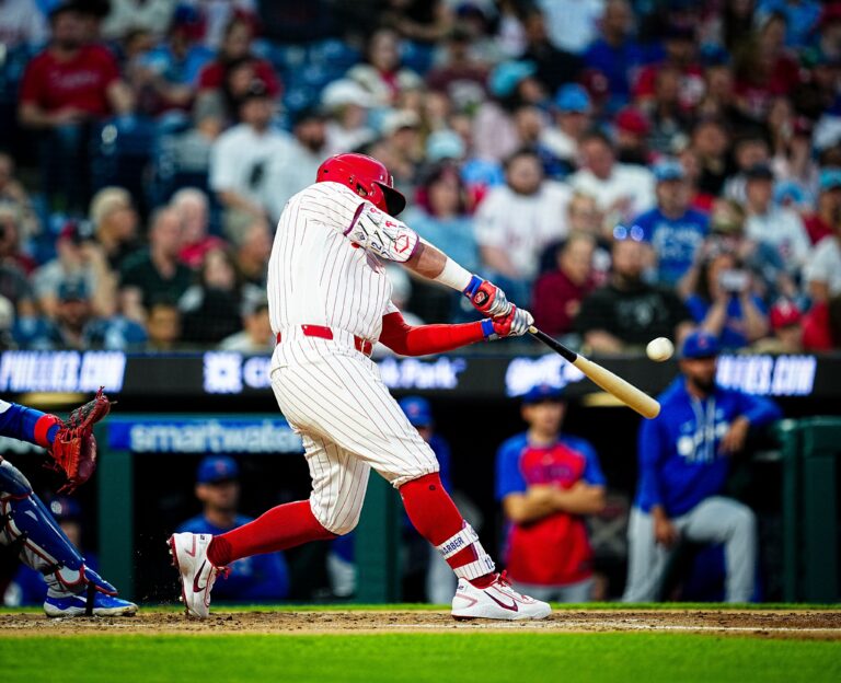 Phillies aplastan a Cubs con noche encendida de Kyle Schwarber y castigan al mexicano Assad