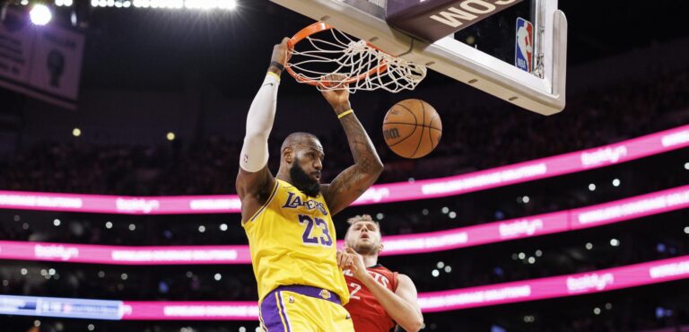 LeBron acerca a Lakers a la barrida; Los Ángeles toma ventaja 3-0 sobre Rockets en tiempo extra