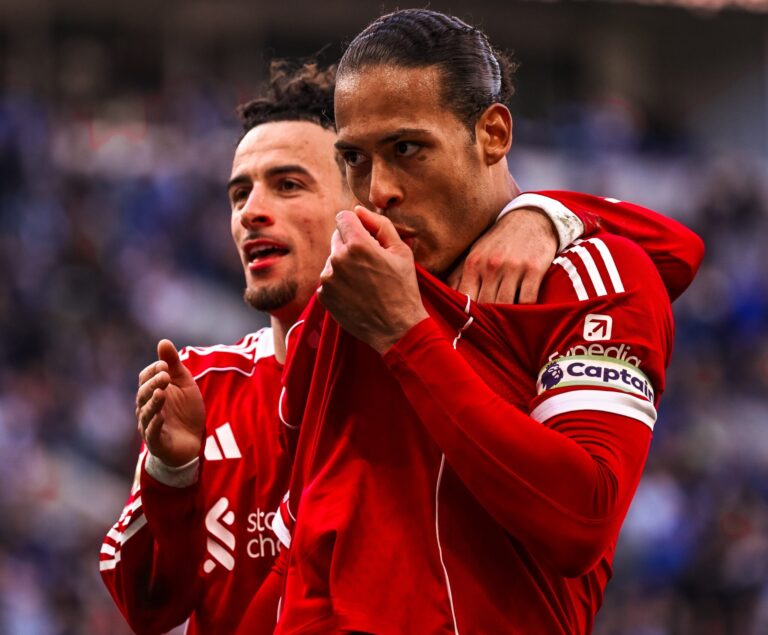 Liverpool se queda con el derbi de Merseyside en el último suspiro