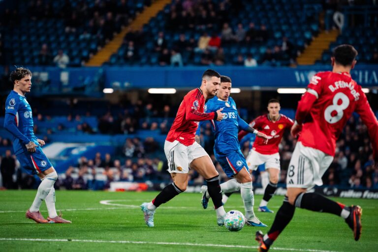 Manchester United vence al Chelsea y se afianza en puestos europeos