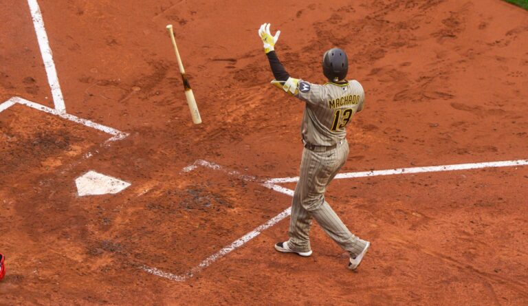 Padres remontan en Fenway con poder de Machado y Merrill