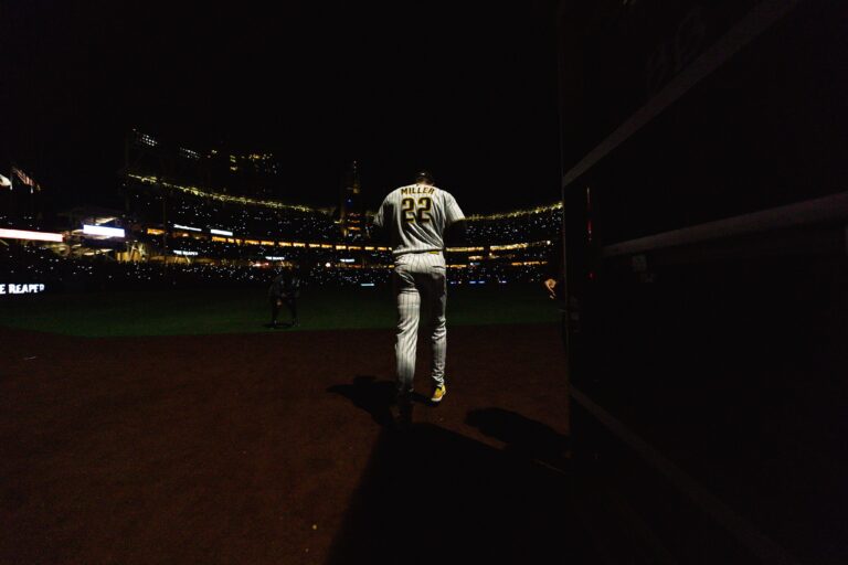 Padres resisten reacción de Cachorros y se imponen en duelo de ofensivas en San Diego