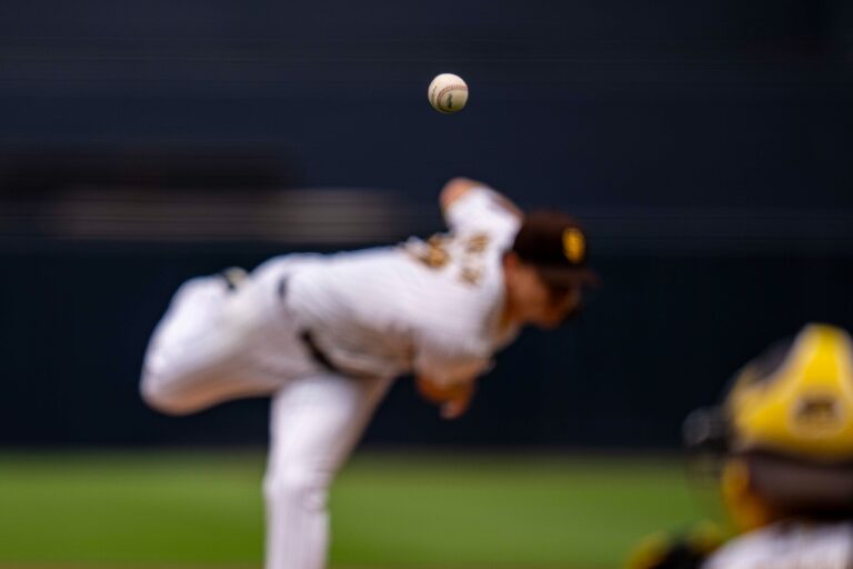 Padres capitalizan errores y vencen con autoridad a Gigantes