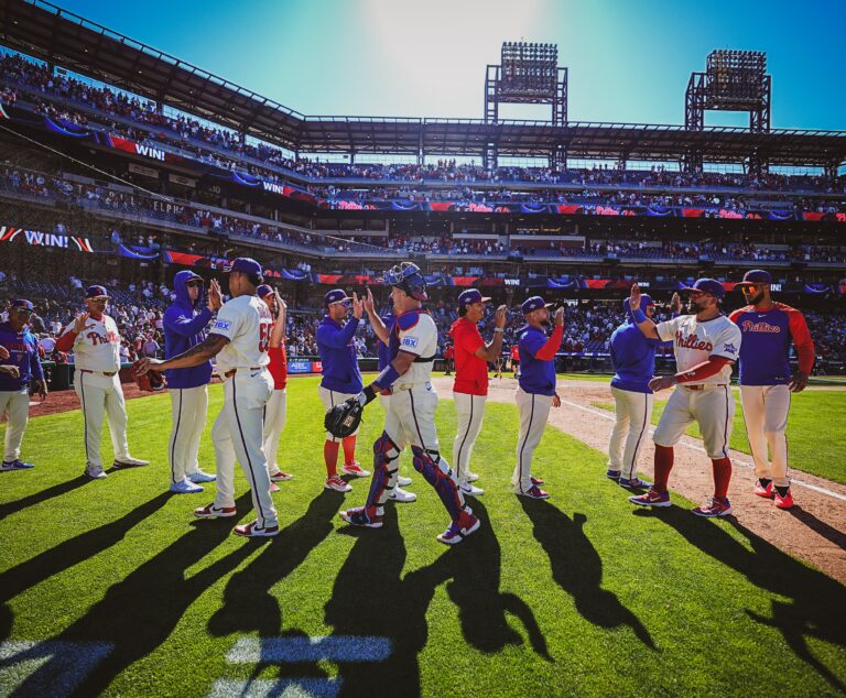 Phillies reaccionan a tiempo y superan a D-backs en duelo de volteretas