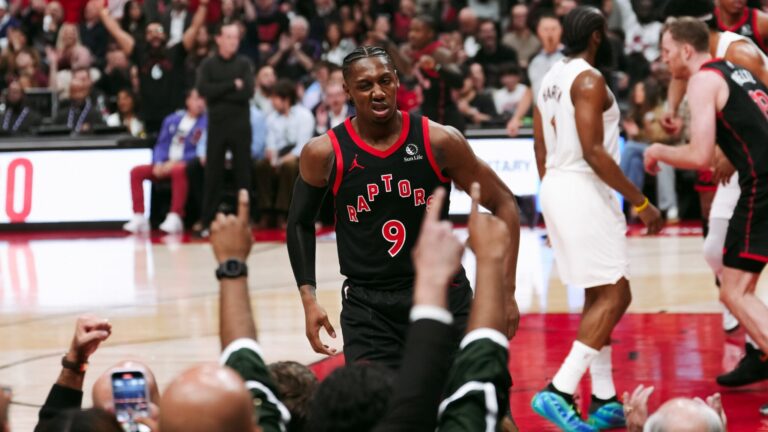 Raptors aplastan a Cavaliers y se acercan en la serie