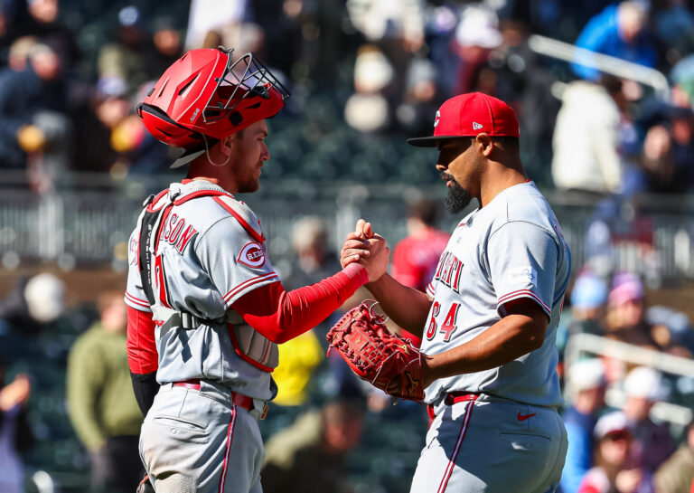 Reds remontan y dejan tendidos a Twins con rally final