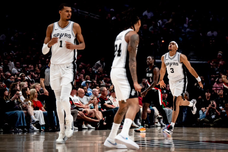 Wembanyama regresa a lo grande y Spurs quedan a un triunfo de avanzar