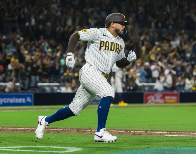 Padres aprovechan rally temprano y vencen a Mariners en casa