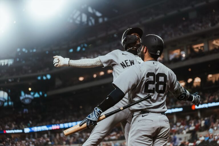 Yankees se apoyan en el poder para vencer a Rangers; Judge vuelve a responder