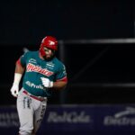 Diablos Rojos desatan ofensiva de 25 imparables y apalean a Conspiradores en Querétaro