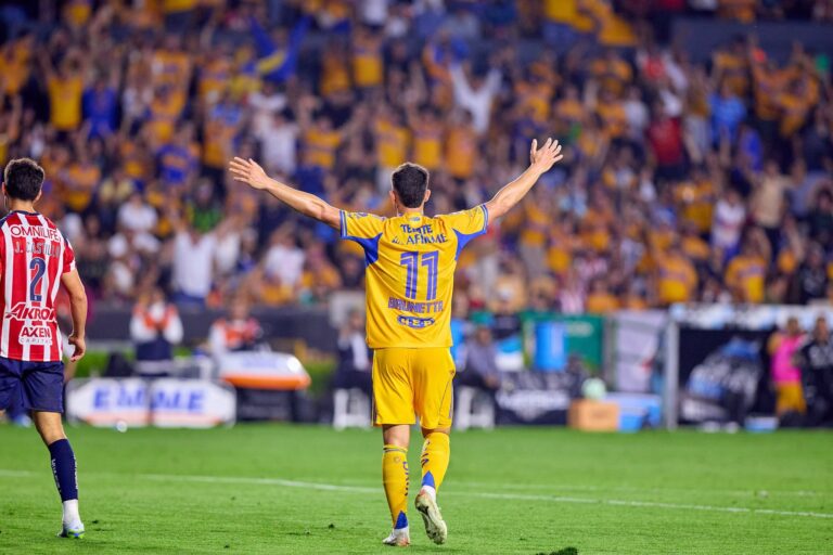 ¡Goleada en el volcán! Tigres le mete 4-1 a las Chivas