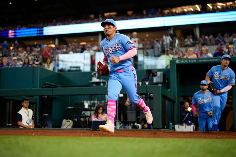 Alejandro Osuna produce una en triunfo de los Rangers