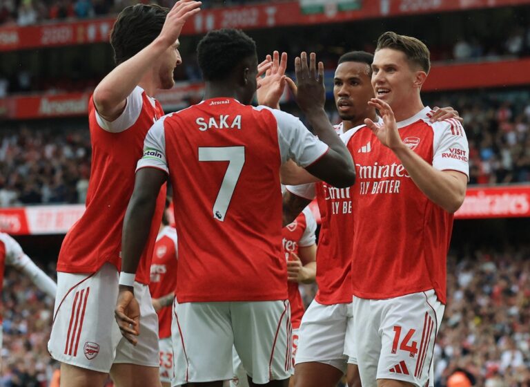 Arsenal toma el liderato de la Premier League