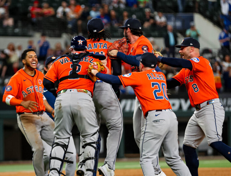 Astros firman juego sin hit ni carrera combinado y aplastan a Rangers en Texas