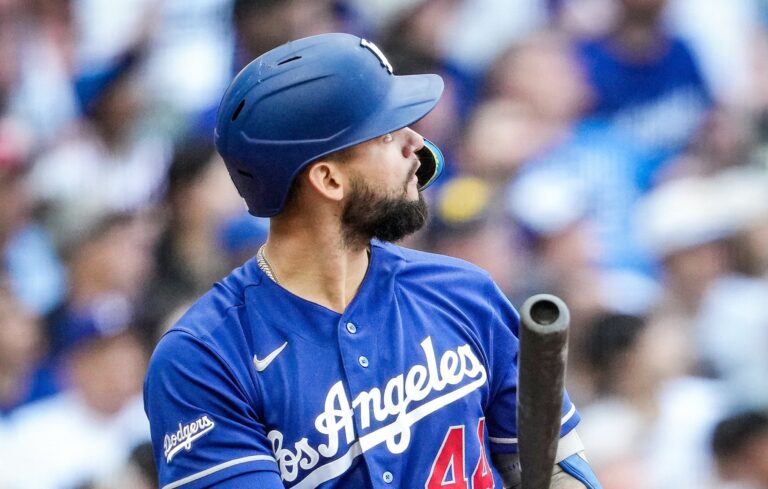 Dodgers despiertan con poder y vencen a Brewers