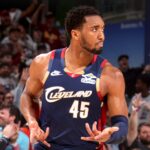 Donovan Mitchell explota con 43 puntos y Cavaliers empatan la serie ante Pistons