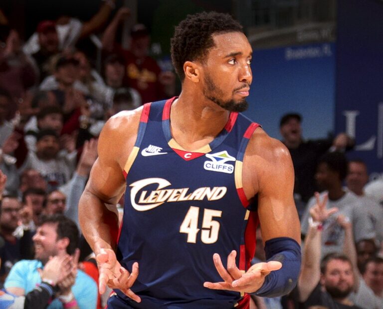 Donovan Mitchell explota con 43 puntos y Cavaliers empatan la serie ante Pistons