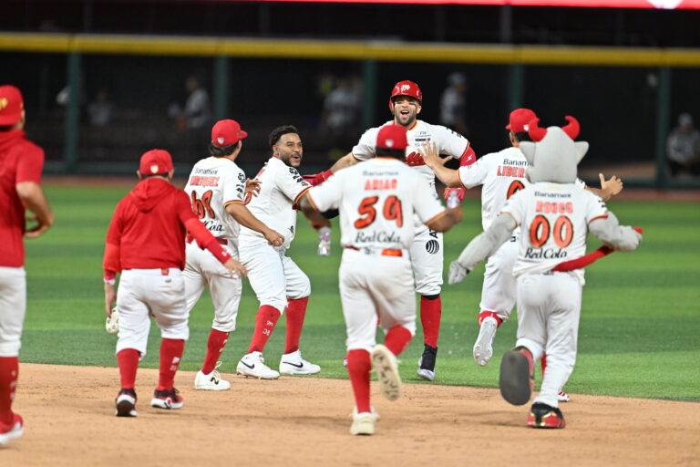 Diablos Rojos firma espectacular remontada y deja tendidos a Conspiradores