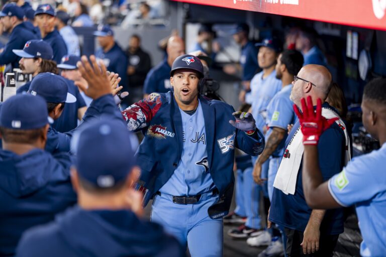 Blue Jays rompe el duelo y vence a Pirates con ataque oportuno en Toronto