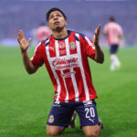 Chivas y Cruz Azul empatan a dos en un juego con mucha polémica