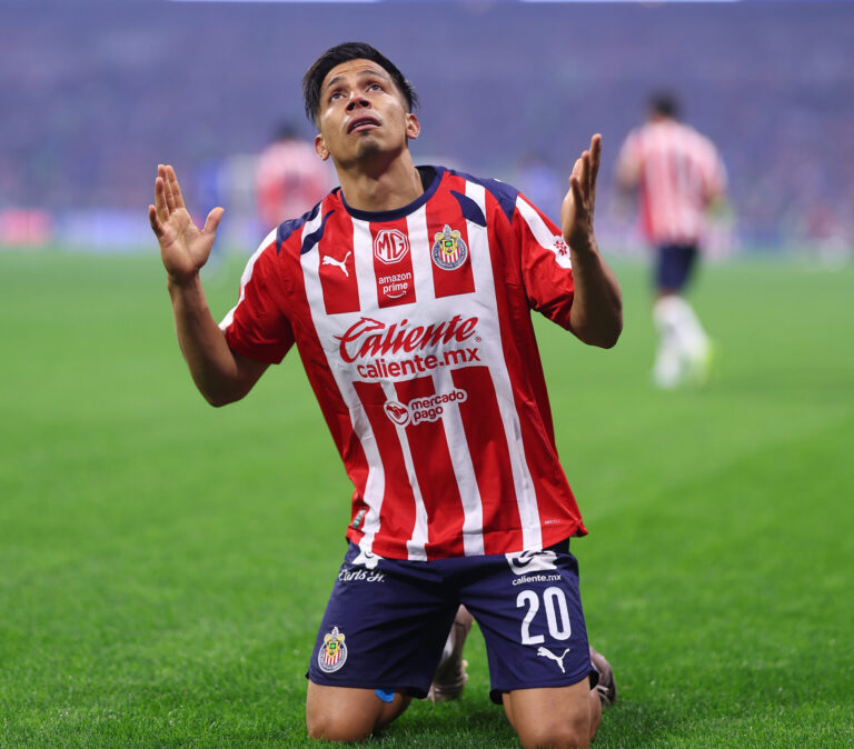 Chivas y Cruz Azul empatan a dos en un juego con mucha polémica
