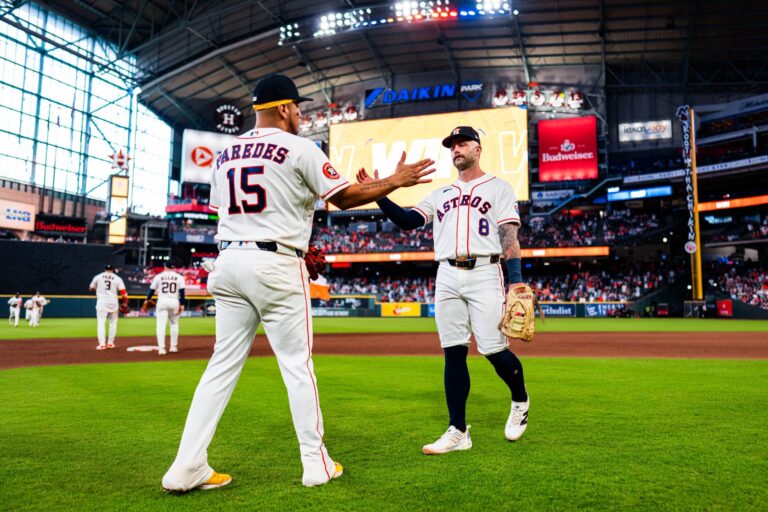 Astros apalean a Cerveceros y frenan al líder de la División Central