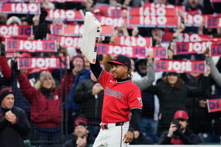 José Ramírez llega a 300 bases robadas