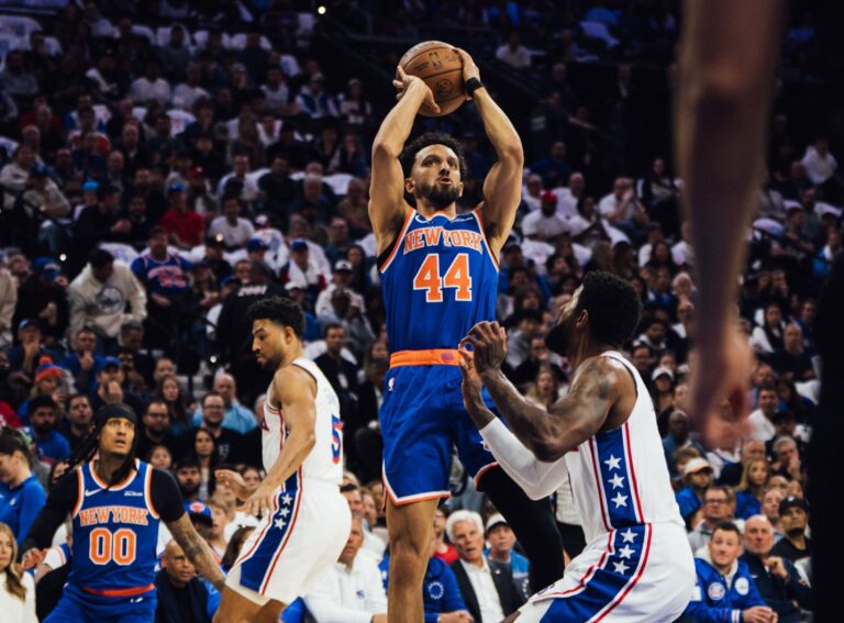Knicks ponen contra las cuerdas a Philadelphia y quedan a un triunfo de avanzar