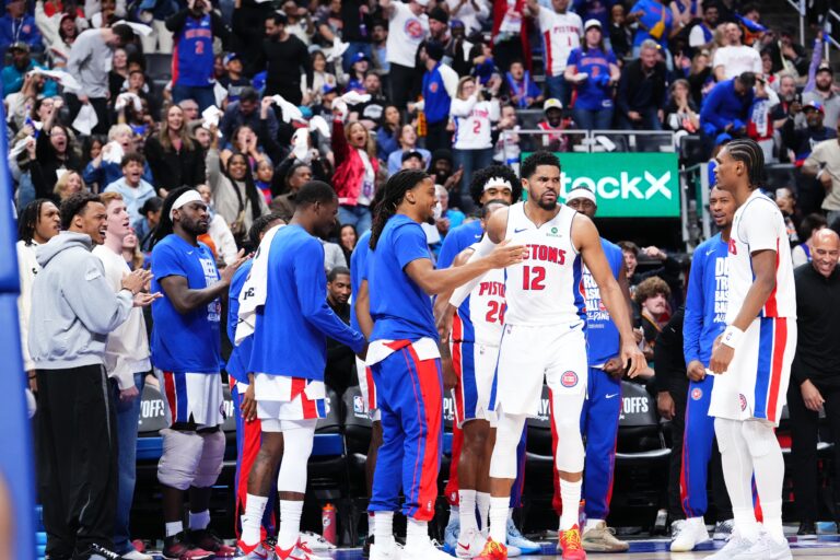 Cunningham lidera paliza histórica y mete a Detroit a semifinales tras remontada 3-1