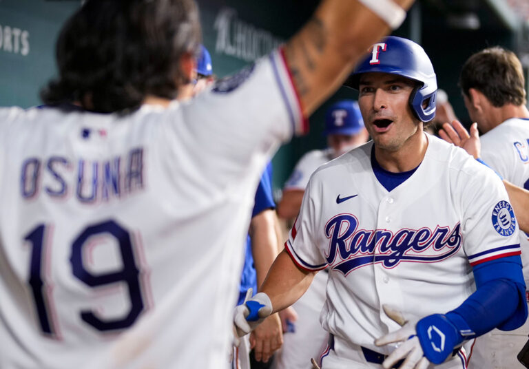 Alejandro Osuna produce dos carreras en triunfo de Rangers