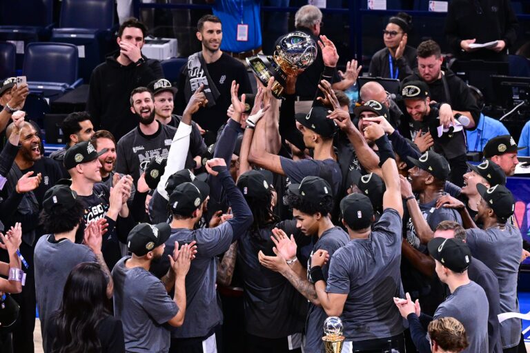 Spurs eliminan al Thunder y avanzan a las Finales de la NBA