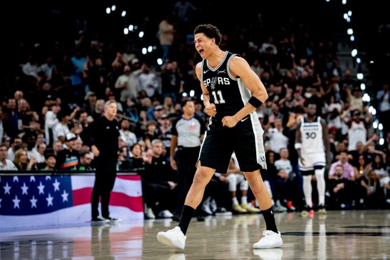 Wembanyama domina y Spurs aplastan a Timberwolves para tomar ventaja en la serie