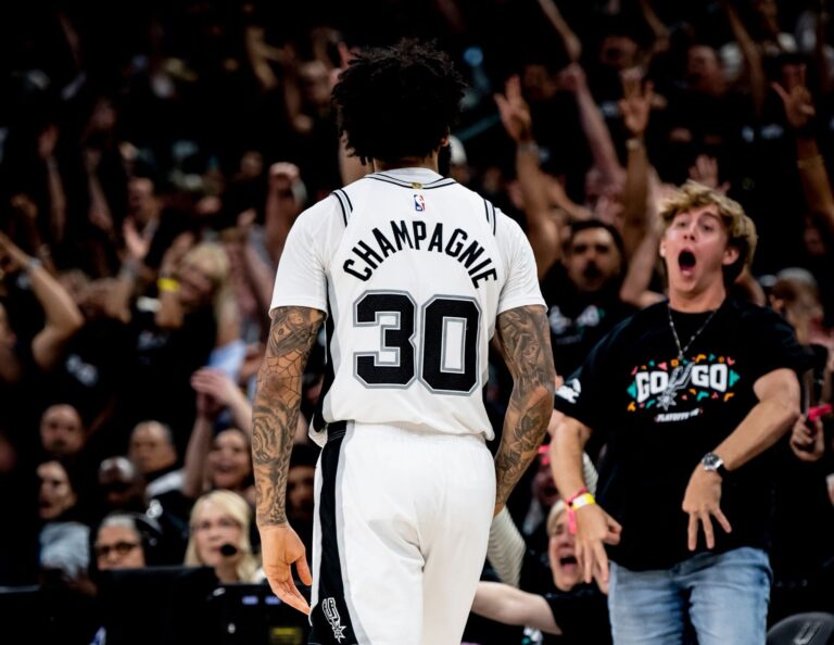 Spurs aplastan a Timberwolves y empatan la serie con actuación dominante