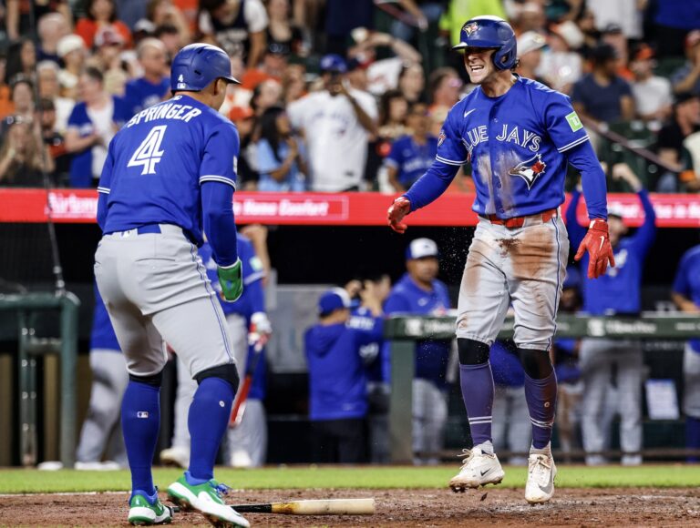 Blue Jays con espectacular bateo remontan en Baltimore