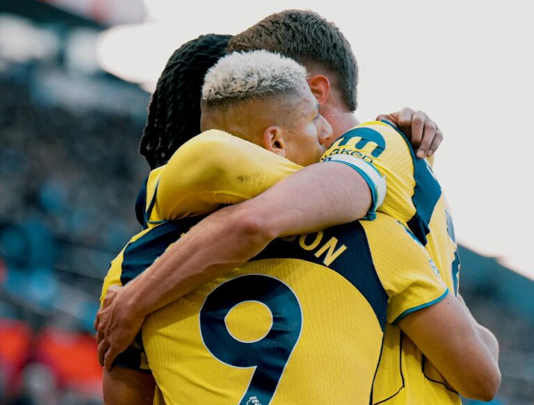 Tottenham gana y sale de la zona de descenso