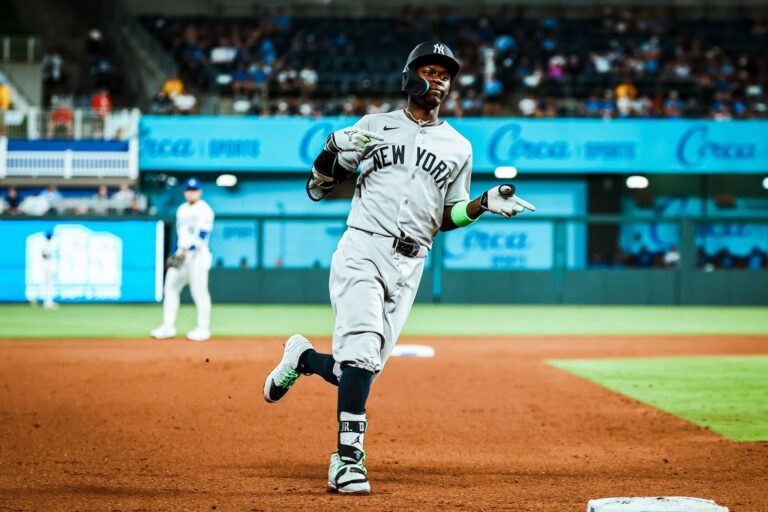 Yankees demuestra su poderío ofensivo, aplasta 15-1 a Reales
