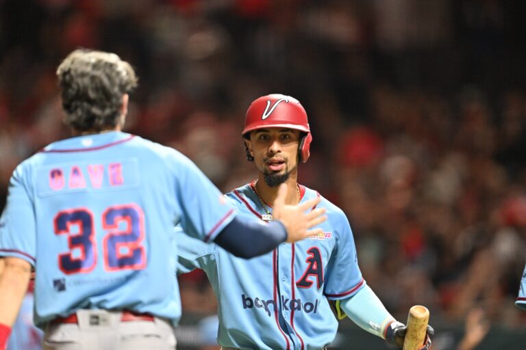 Diablos Rojos aplasta a El Águila y asegura la Serie Roja en el Harp Helú
