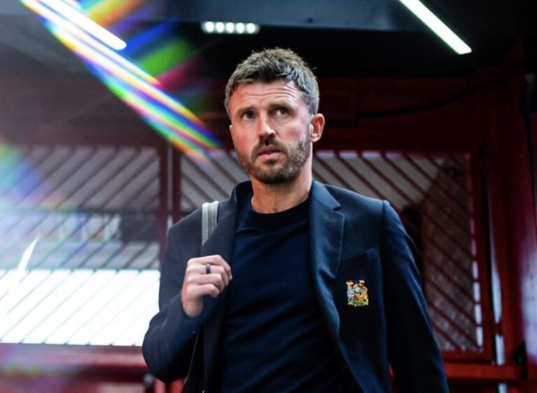 Michael Carrick seguirá al frente del Manchester United y firma como técnico permanente por dos temporadas