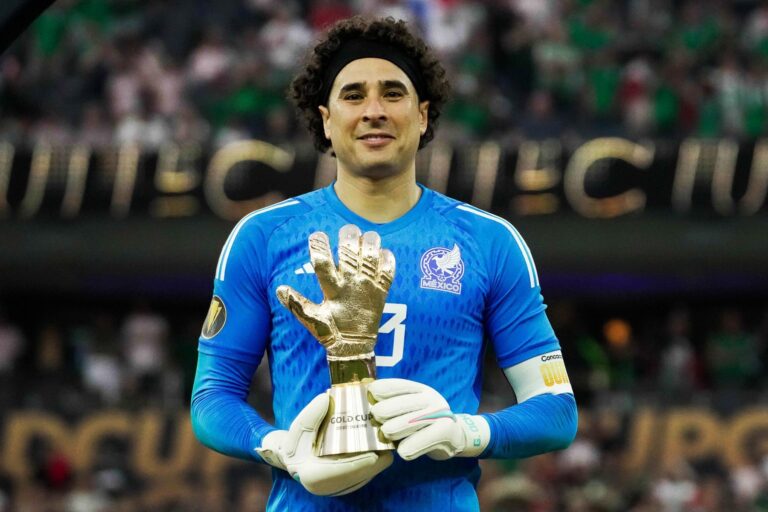 Guillermo Ochoa mantiene viva la ilusión de disputar su sexto Mundial con México